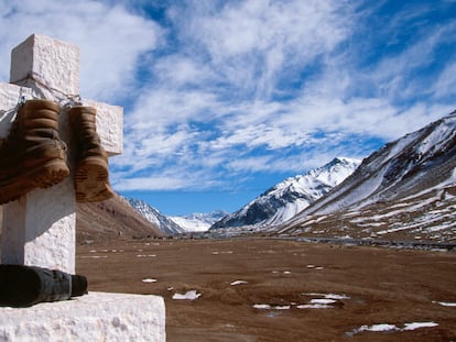 Un memorial a los andinistas fallecidos en la ruta para subir el cerro del Aconcagua.