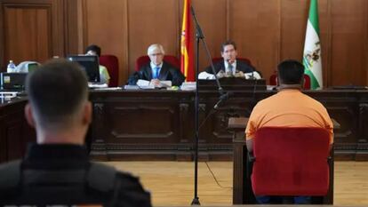 El hombre declarado culpable de asesinar a su pareja en 2022 por un juzgado popular, durante su declaración en la Audiencia de Sevilla. / EP