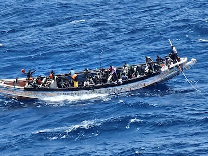 Un cayuco que se dirigía a Canarias y que fue rescatado por un crucero.