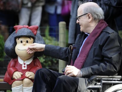 Quino junto a una estatua de Mafalda en Oviedo. 