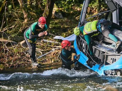 Trabajos para izar el autobús accidentado en el río Lérez el pasado diciembre.