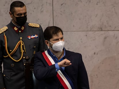 El presidente de Chile, Gabriel Boric, saluda antes de iniciar su primer discurso ante la Nación en el Congreso, el 1 de junio de 2022.