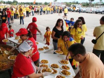 Voluntarios reparten paella en Amposta.