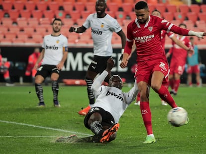 Mouctar Diakhaby (izquierda) y Ocampos, en una acción del partido.