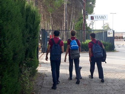 Alumnos entrando al colegio Viaró, en Sant Cugat del Vallès.