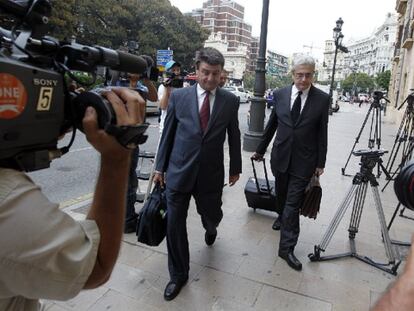 Los abogados de Camps, el martes a su llegada al Tribunal Superior de Justicia valenciano. 