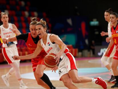 Queralt Casas ante la montenegrina Lana Vukcevic durante el partido de la fase de grupos del Eurobasket femenino este viernes en Tel Aviv.