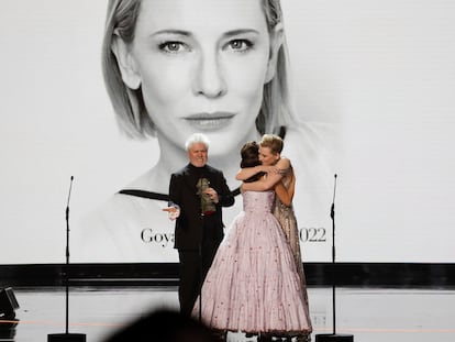 Almodóvar en el momento en que pide al público que se levante mientras Penélope Cruz abraza a Cate Blanchett, tras recoger su premio Goya Internacional.