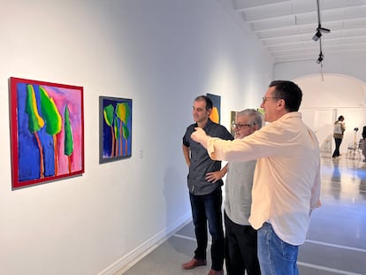 Narcís Comadira i Jordi Armengol amb Esteve Miralles a l'exposició de La Mercè de Girona.