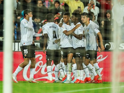 Los jugadores del Valencia celebran un gol en el partido contra el Betis, en Mestalla este jueves.