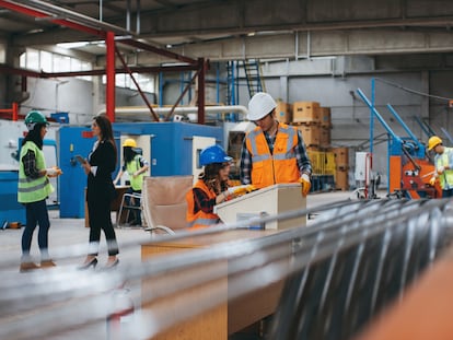 Trabajadores en la fábrica de una pyme.