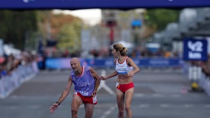 Elena Congost con su guía, en la llegada a la meta en el maratón de los Juegos Paralímpicos de París, el 8 de septiembre.