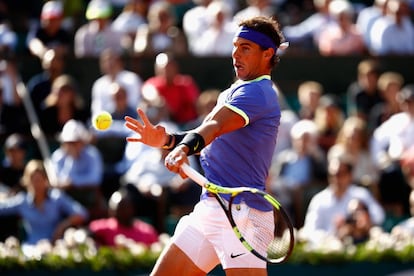 El tenista español Rafael Nadal golpea la pelota en las semifinales contra Thiem.