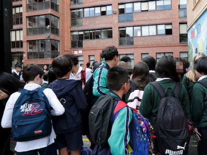 Salida del colegio Madre del Divino Pastor de Las Arenas, en Getxo, Bizkaia, este martes.