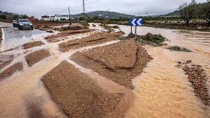 Carreteras inundadas  de Monserrat a causa de las  lluvias torrenciales que afectan a la Comunitat Valenciana.