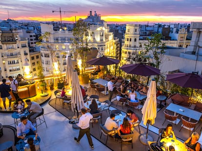 Una terraza en el ático de un edificio de Valencia.