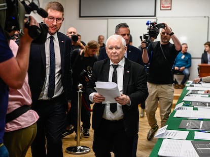 Jaroslaw Kaczynski, líder de Ley y Justicia (PiS), acude a votar en Varsovia las elecciones europeas del pasado 9 de junio.