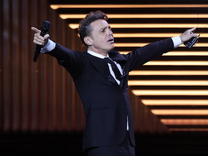 Luis Miguel actúa durante su gira en el Kaseya Center, en Miami, Florida, en octubre de 2023.