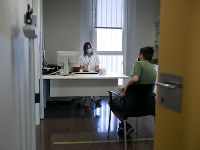 Una doctora atiende a un paciente, en una imagen de archivo.