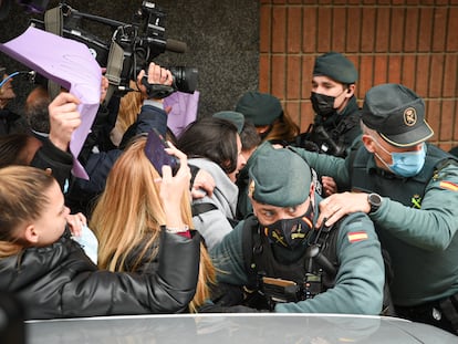 Agentes de la Guardia Civil paralizan a un grupo de personas se concentran frente al Juzgado número 4 de Sueca (Valencia) contra el hombre detenido por matar a su hijo, en 2022.