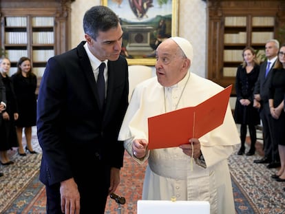 El presidente del Gobierno, Pedro Sánchez, con el papa Francisco durante la audiencia de este viernes en el Vaticano.