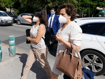 Juana Rivas (izquierda), antes de acceder al centro de inserción social Matilde Cantos en Granada el pasado viernes.