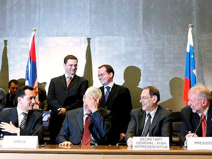 El ex primer ministro serbio para la Integración, Bozidar Djelic (izquierda), y el presidente de Serbia, Borís Tadic, charlan con el jefe de la diplomacia de la UE, Javier Solana, y el ministro de Exteriores esloveno, Dimitrij Rupel, en Luxemburgo.