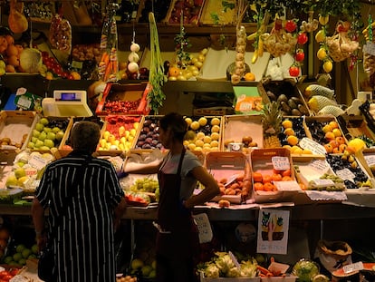 Imagen de una frutería en el mercado de la Encarnación, en Sevilla.