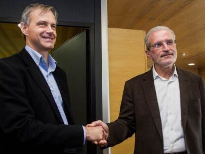 Vicent Mart&iacute;nez y Esteban Morcillo se dan la mano en la presentaci&oacute;n de sus candidaturas al rectorado de la Universitat de Val&egrave;ncia.