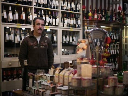 Carlos Armengol en su negocio de productos portugueses en Poblenou