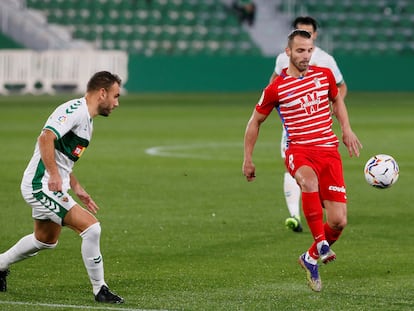 Soldado golpea el balón ante Gonzalo Verdú este domingo en el Estadio Martínez Valero.