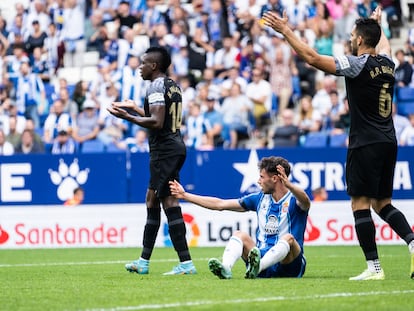 Javi Puado, desde el suelo, protesta una acción durante el Espanyol-Elche de la pasada temporada en Primera.