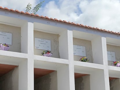 Nichos en el cementerio de La Frontera (El Hierro) de cuatro de los inmigrantes fallecidos el pasado 28 de septiembre tras naufragar el cayuco en el que viajaban en las cercanías de la costa de El Hierro.