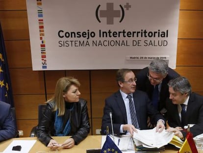 El ministro de Sanidad, Alfonso Alonso, (centro) al inicio de la reuni&oacute;n del Consejo Interterritorial del Sistema Nacional de Salud que aprob&oacute; l prescripci&oacute;n enfermera el 23 de marzo.