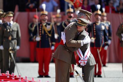 Felipe VI abraza a la princesa de Asturias, tras imponerle la banda, durante la ceremonia en la que le ha entregado su despacho de alférez, este miércoles en Zaragoza.