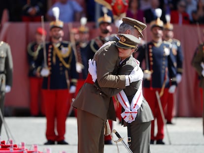 ZARAGOZA, 03/07/2024.- El rey Felipe felicita a la princesa de Asturias, Leonor de Borbón, tras entregarle su despacho de alférez tras un año en Zaragoza, este miércoles. EFE/ Javier Cebollada
