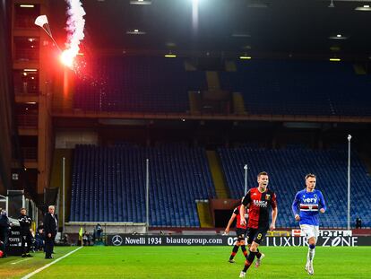 Una bengala, en un pequeño paracaídas, cae el campo durante el Sampdoria-Genoa.