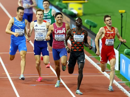 Adrián Ben, por la derecha, se clasifica tras Wanyonyi para la final de 800m.