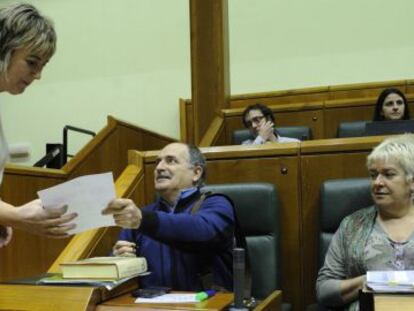 Garbiñe Mendizabal, del PNV, se dirige en la sesión del Parlamento vasco de este viernes a Xabier Isasi y Belén Arrondo, de EH Bildu. 