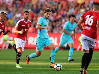 Samper controla el bal&oacute;n, rodeado de jugadores del N&agrave;stic. 