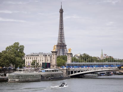 Últimos preparativos a lo largo del Río Sena, donde este viernes se celebrara la ceremonia de inauguración de los JJOO París 2024.