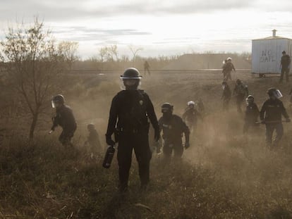 Policías antidisturbios junto al oleoducto Dakota Access Pipelines (EE UU).