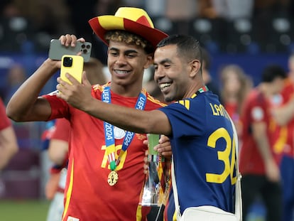 BERLIN, GERMANY - JULY 14: Lamine Yamal of Spain poses with his father Mounir Nasraoui following the UEFA EURO 2024 final match between Spain and England at Olympiastadion on July 14, 2024 in Berlin, Germany. (Photo by Jean Catuffe/Getty Images)