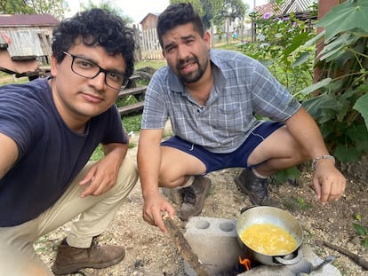 Los periodistas ganadores a la mejor investigación Bryan Avelar y Juan José Martínez.