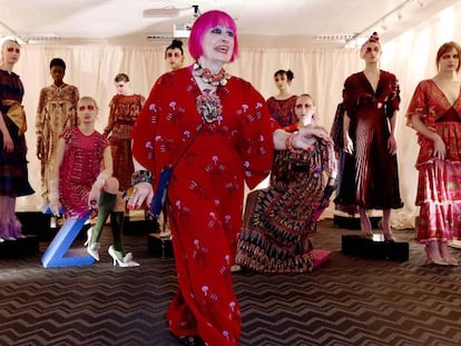 Zandra Rhodes, con varios de sus diseños durante la Semana de la Moda de Londres, en febrero de 2019.