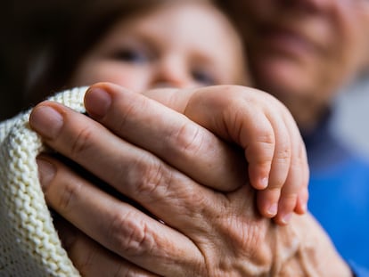 Los niños de finales de siglo conocerán y compartirán varios años con todos sus abuelos y la mayoría de sus bisabuelos. En la imagen, una abuela alemana sostiene la mano de su nieto.