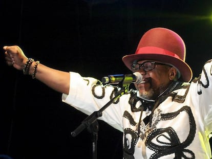 Papa Wemba, canta en un concierto celebrado en Par&iacute;s en 2006. 