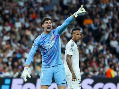 Thibaut Courtois, este martes durante el partido contra el Borussia Dortmund en el Bernabéu.