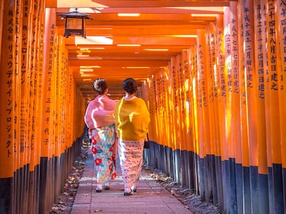 Dos geishas caminando en el santuario de Fushimi Inari Shrine, en Kioto.