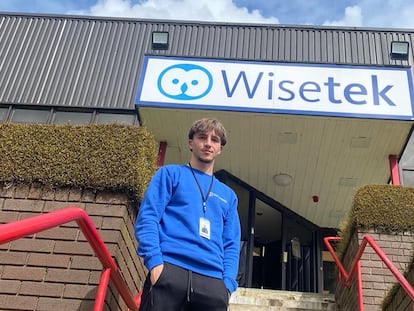 Daniel Briega, de 20 años, a las puertas de la empresa donde hizo sus prácticas Erasmus en Cork (Irlanda), y donde ahora trabaja como empleado.